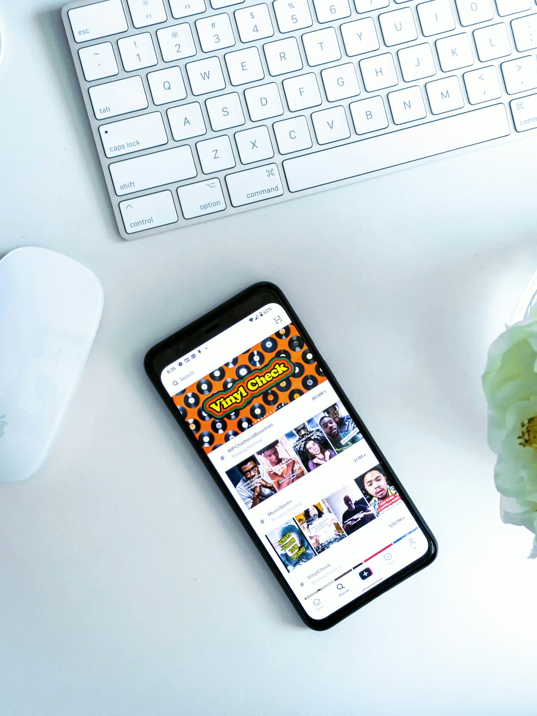 Smartphone mit Social-Media-App und Vinyl-Check-Banner.